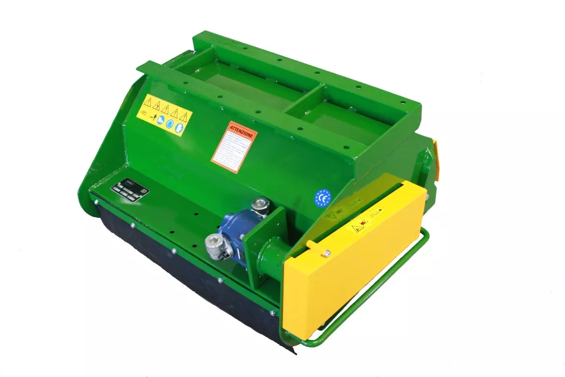 Trincia con motore idraulico 118E verde con il carter giallo, vista di tre quarti dal lato del motore idraulico blu, su sfondo bianco.