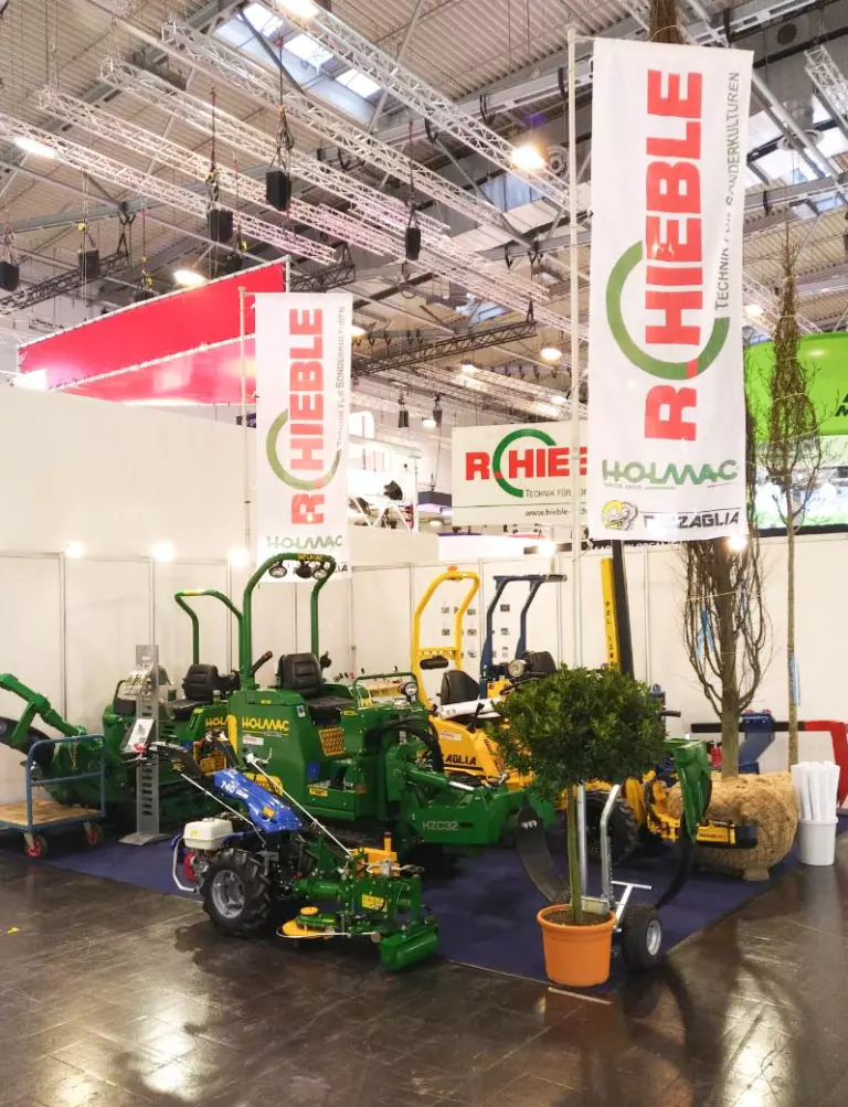 Stand alla fiera IPM di Essen, in Germania: in primo piano l’ERPI 1 montato su un motocoltivatore blu, tra altre macchine.