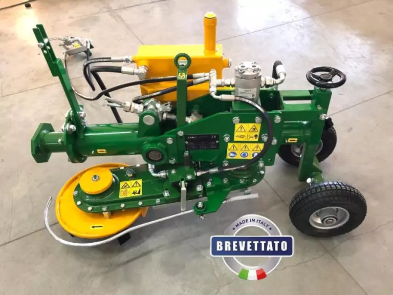L’ERPI 1 da solo su un pavimento di cemento, con due ruote pneumatiche e il disco giallo; in sovraimpressione il marchio «Brevettato – Made in Italy».